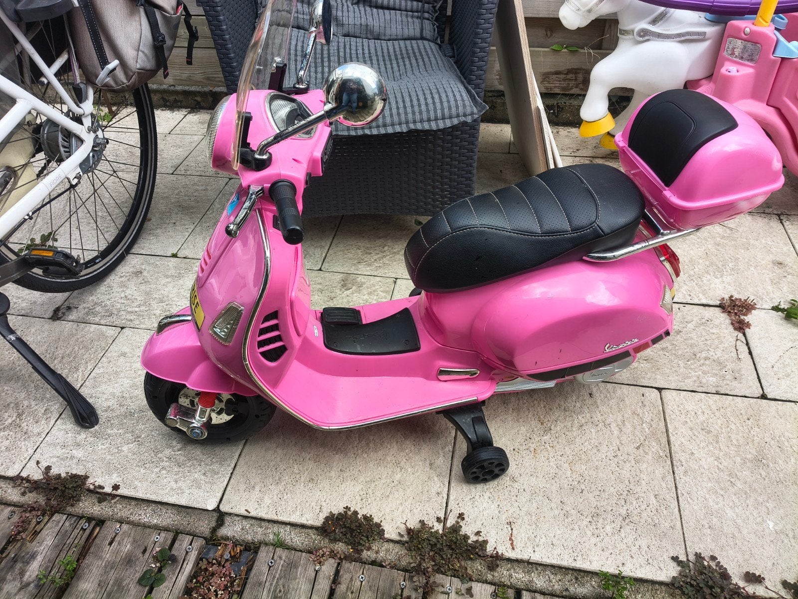 Roze kinder elektrische scooter - Vespa model, Ophalen, Gebruikt