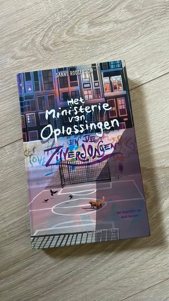 Ministerie van Oplossingen: en de zilver jongen (deel 4), Boeken, Ophalen of Verzenden, Zo goed als nieuw