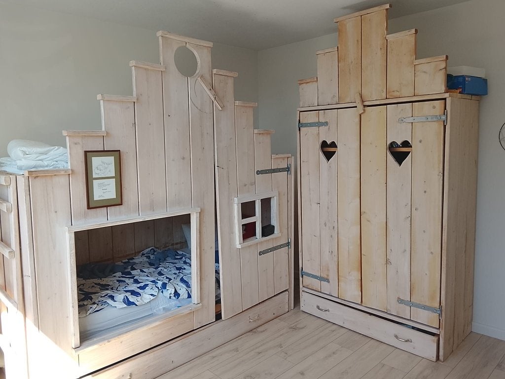 Prachtig houten bedhuisje/stapelbed + grote speelgoedkast, Kinderen en Baby's, Kinderkamer | Stapelbedden en Hoogslapers, Ophalen