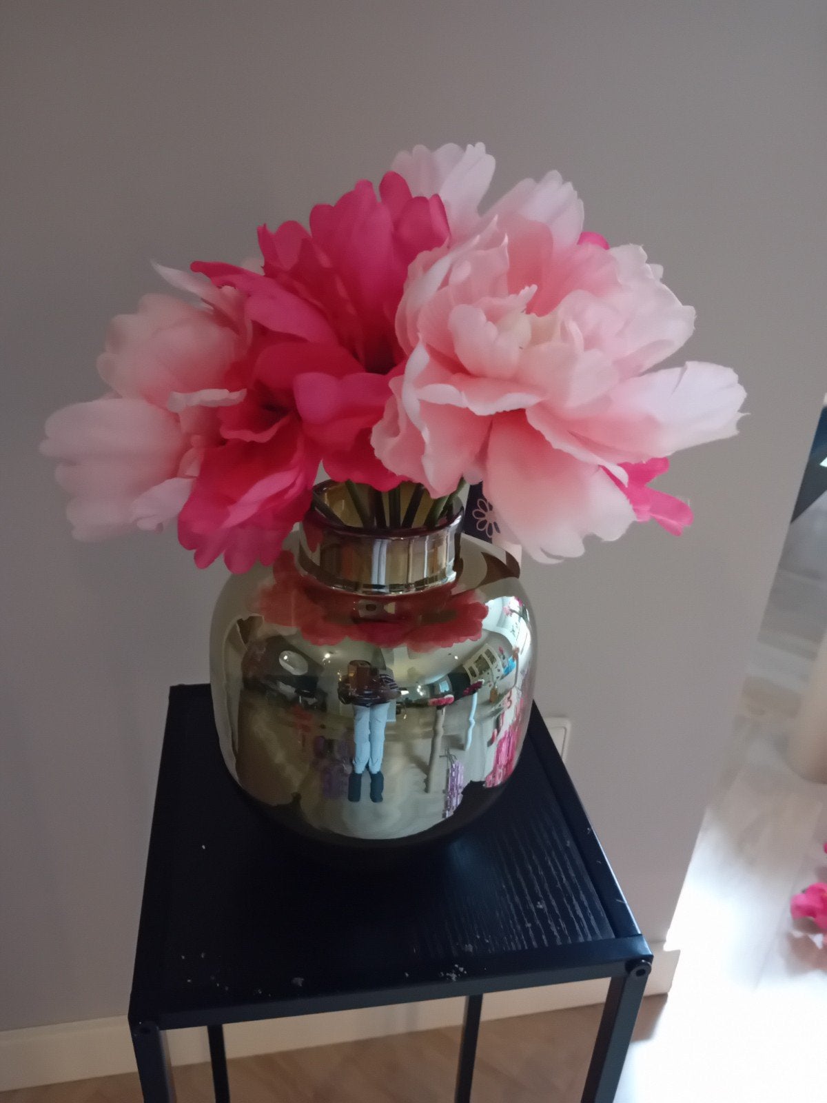 rook glas vaas met roze en fuchsia pioenrozen, Inclusief decoratie, Ophalen of Verzenden, Goud, Glas