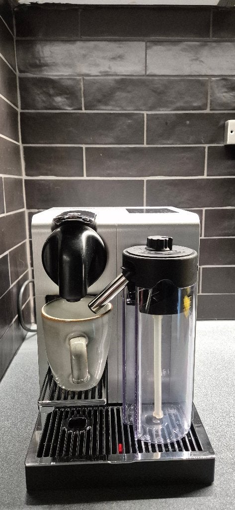 Nespresso DeLonghi Lattissima Pro, RVS - + houder en koffie