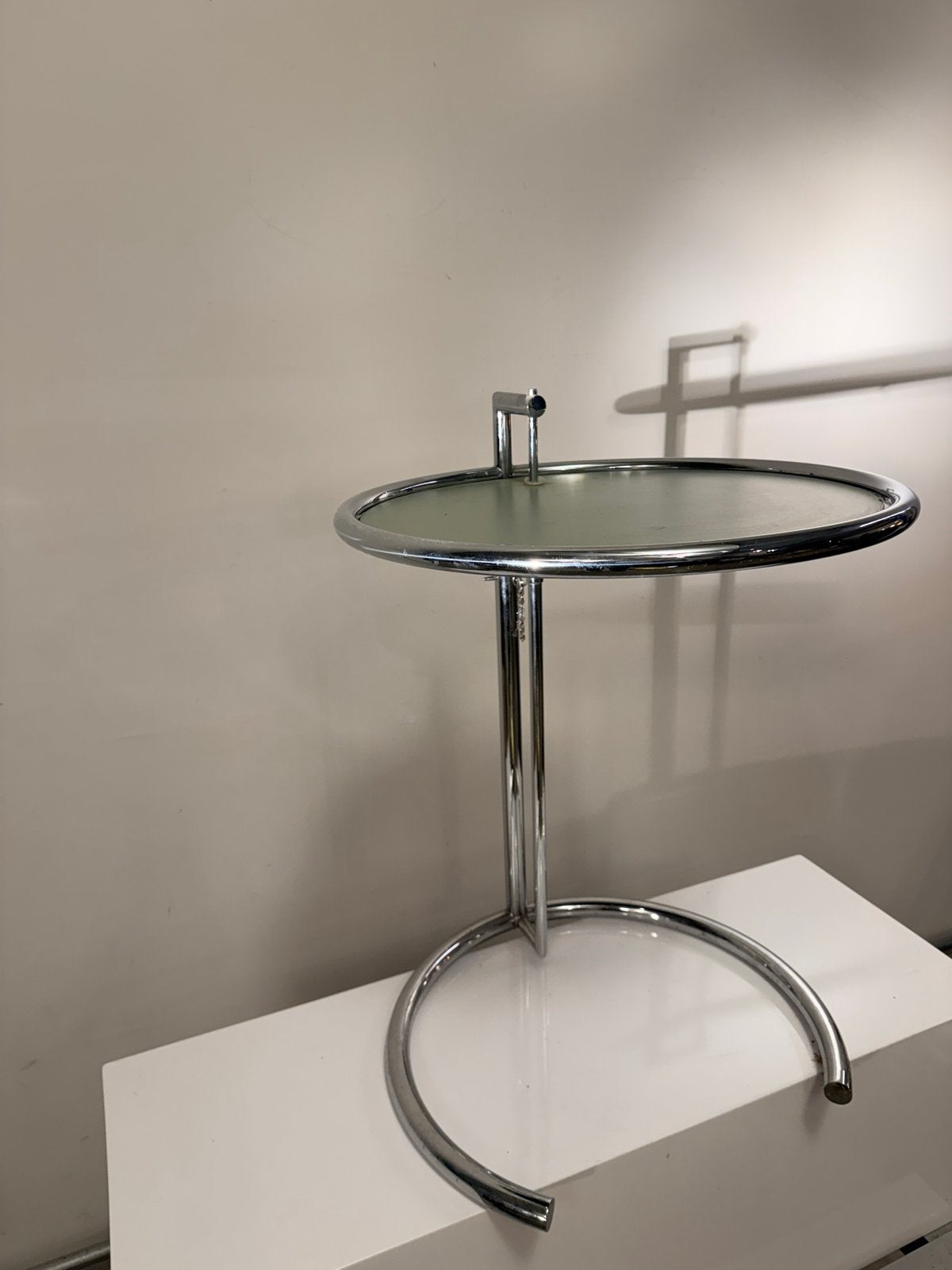 Eileen Gray E 1027 bijzettafel met Prada groen plateau, Minder dan 55 cm, Gebruikt, Metaal of Aluminium, Rond