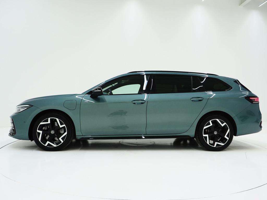 Volkswagen Passat Variant 1.5 eHybrid R-Line Edition | Panor, 77 km/l, Zwart, 4 cilinders, Blauw