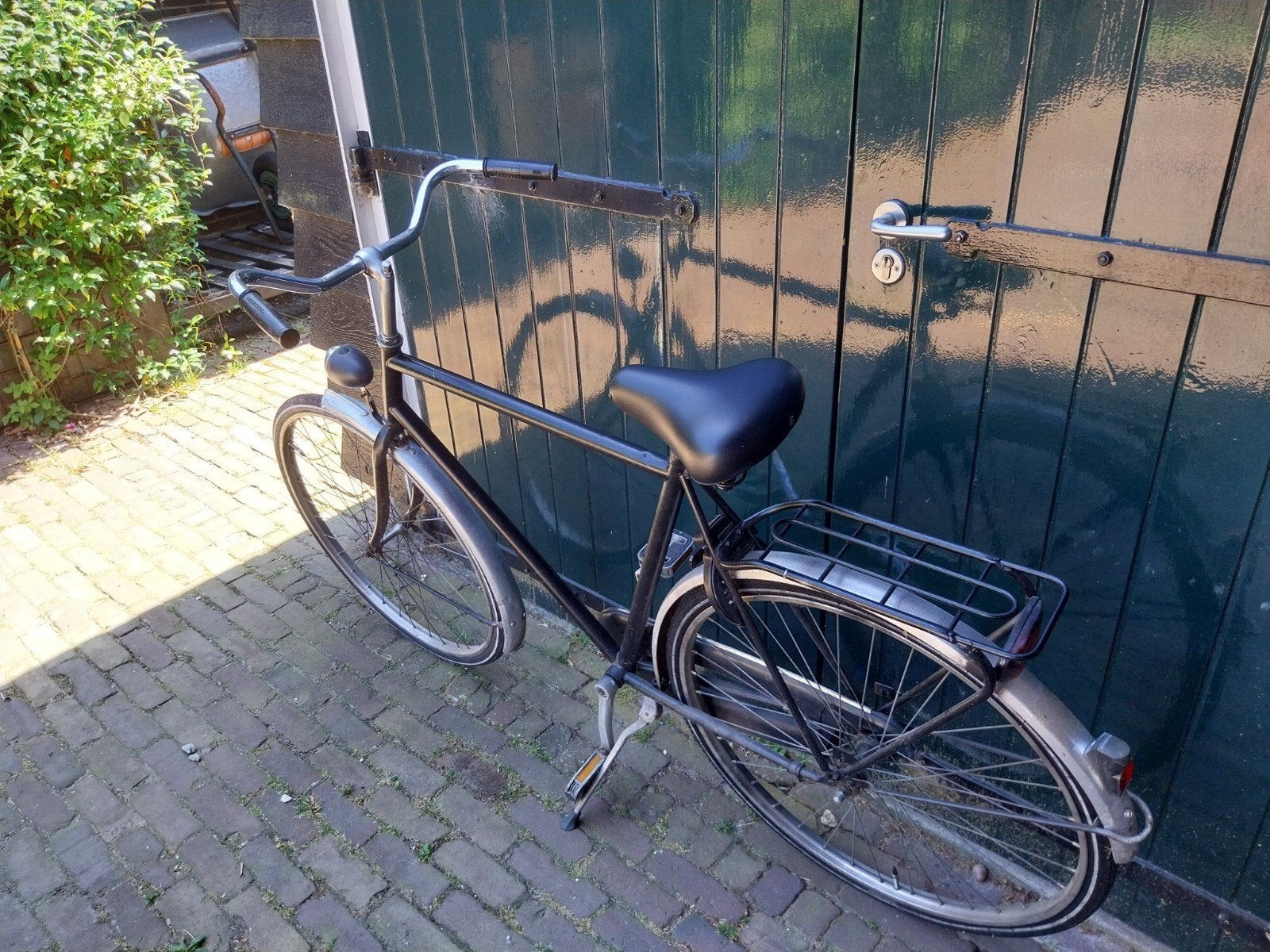Degelijke zwarte stadsfiets met bagagedrager, Fietsen en Brommers, Overige merken, Terugtraprem, Gebruikt, Ophalen of Verzenden
