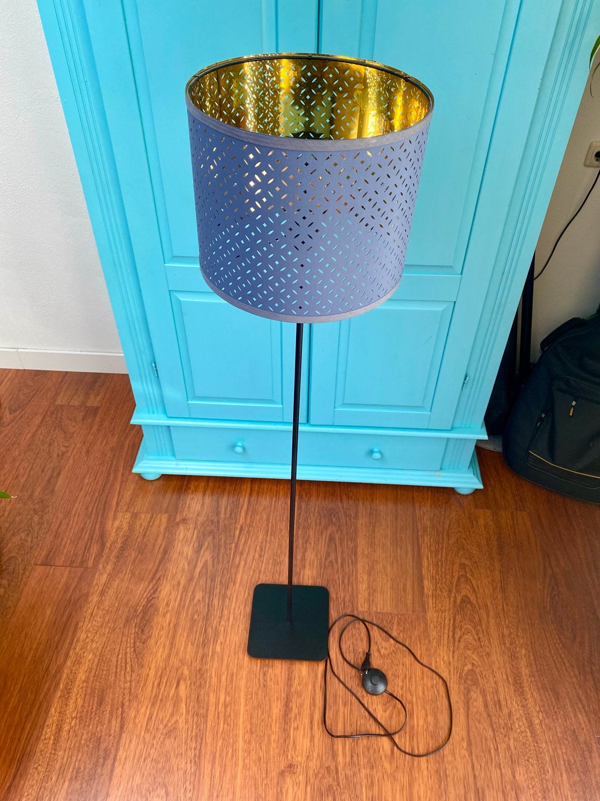 Staande lamp / vloerlamp met leuke paars-blauw-gouden kap, Ophalen, Gebruikt, Metaal, 100 tot 150 cm
