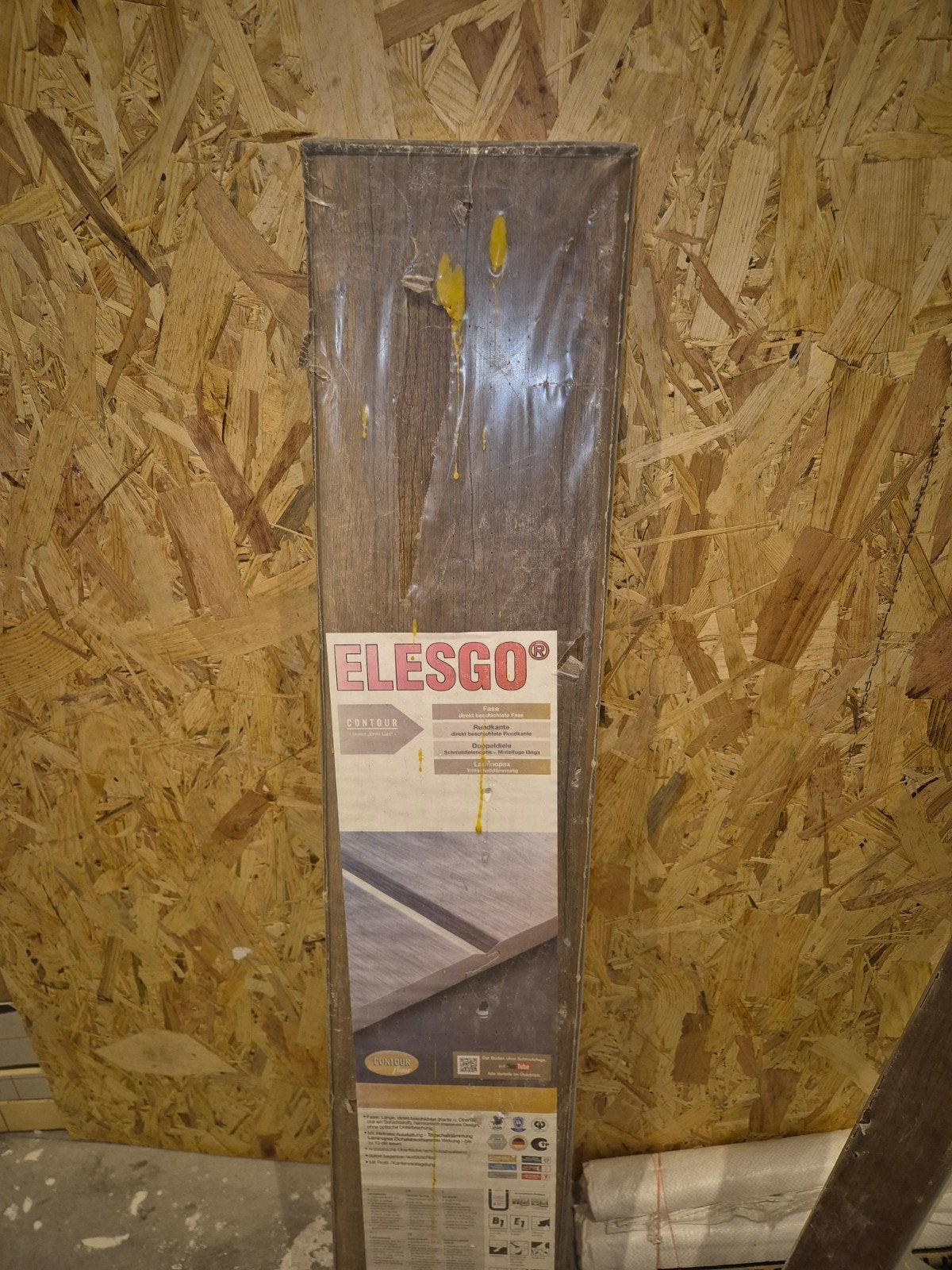 Nieuw pakket laminaat en hoge plinten - ELESGO, 50 tot 150 cm, Nieuw, Ophalen of Verzenden, 10 m² of meer