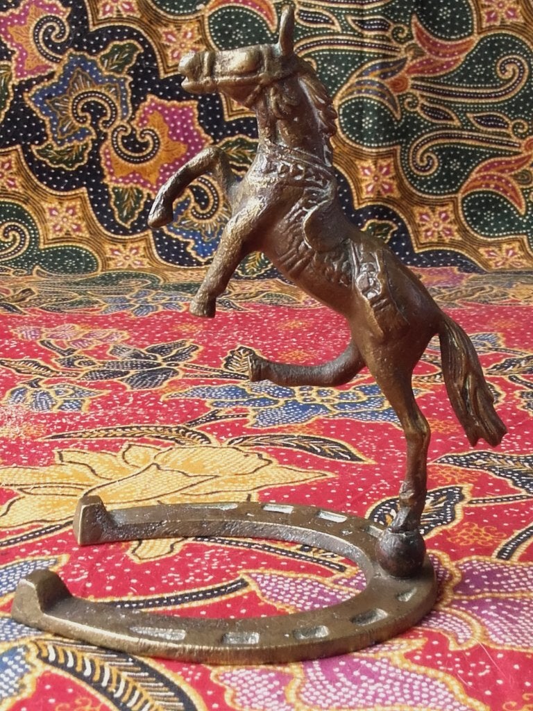 Mooi oud beeldje uit Engeland van paard op hoefijzer 13,8 cm