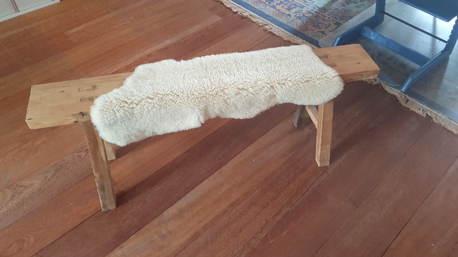 Rustiek houten zitbankje 110x30x45 met schapenwollen vel, Ophalen, Hout, Gebruikt, Overige kleuren