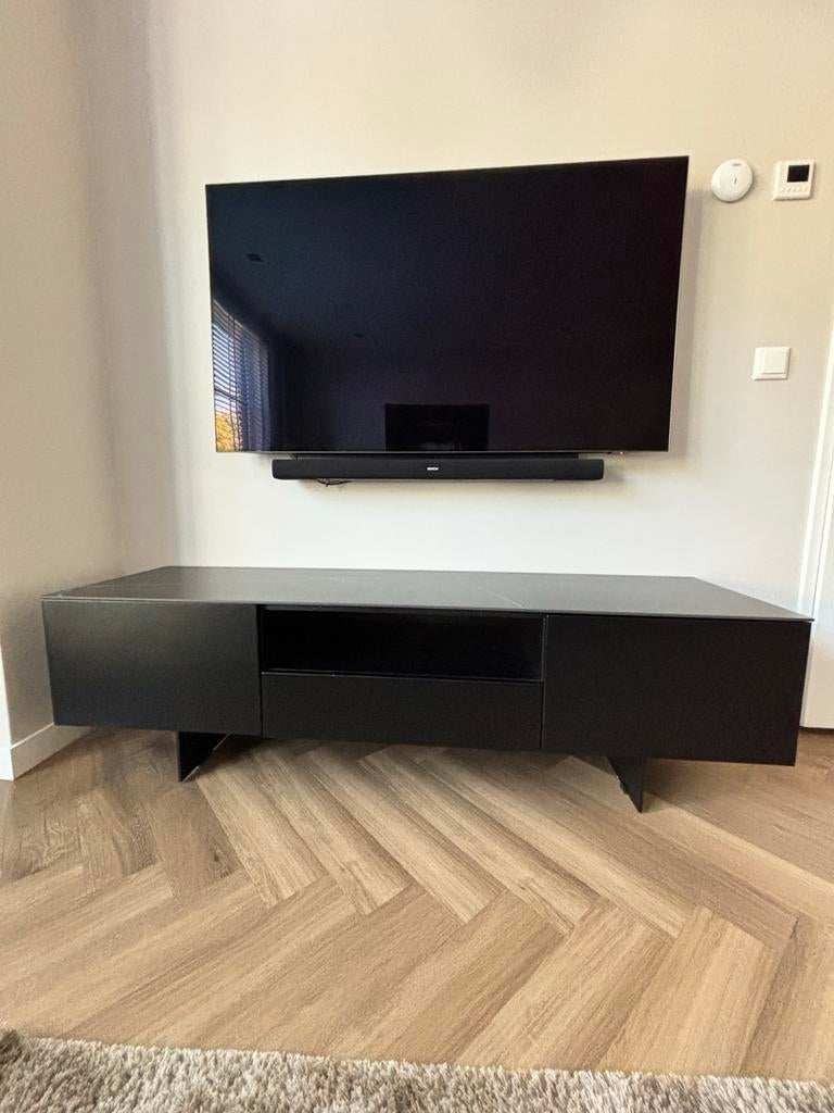 Modern zwart TV-meubel met marmerlook blad, Huis en Inrichting, Kasten | Televisiemeubels, Overige materialen, 150 tot 200 cm