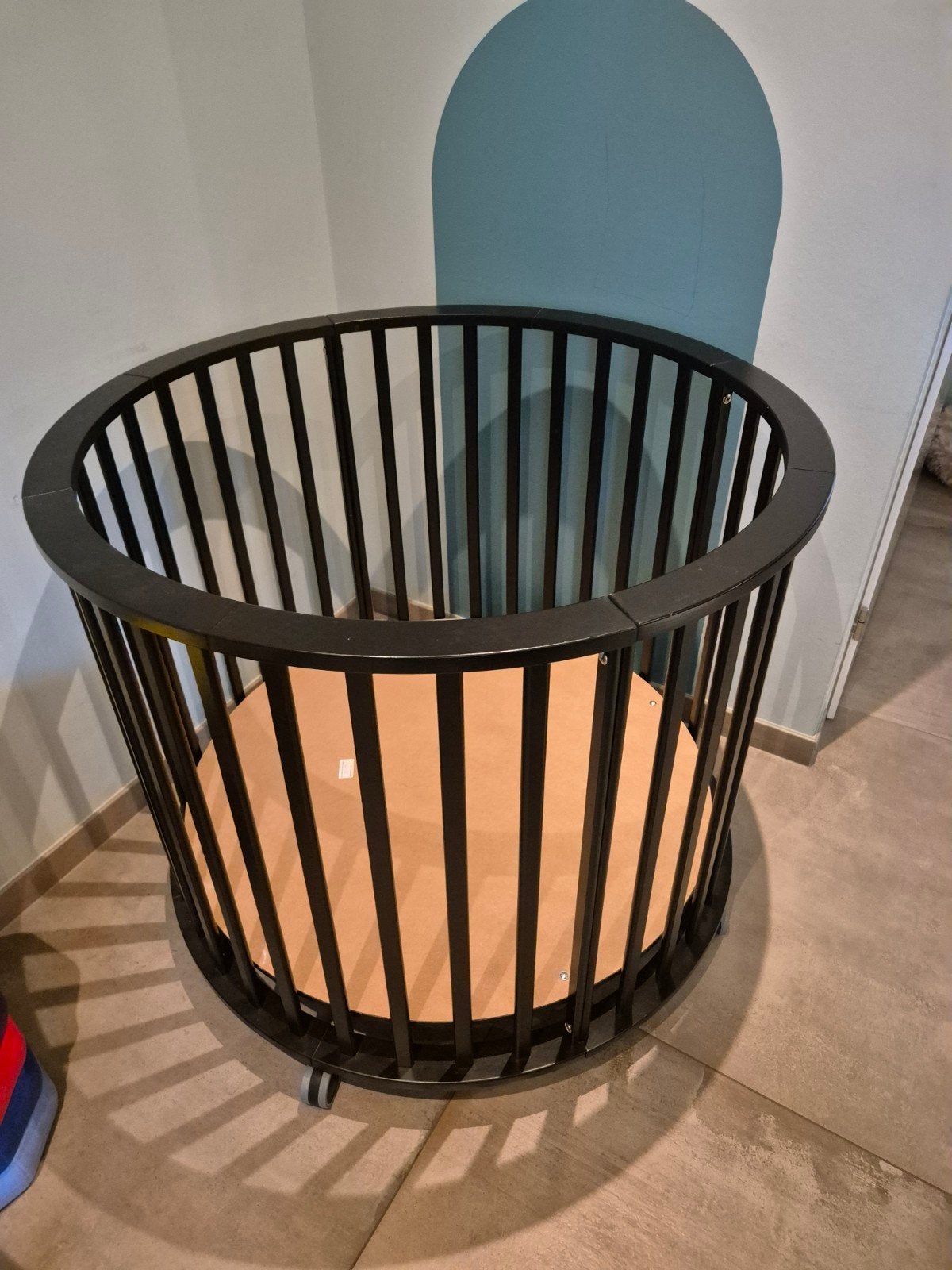 Ronde box zwart op wieltjes met matras en boxkleed, Kinderen en Baby's, Boxen, Ophalen