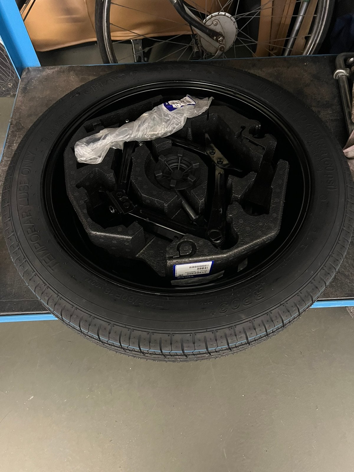 Nieuw: Volvo V90 thuiskomer en bijpassende krik set, Ophalen, Nieuw