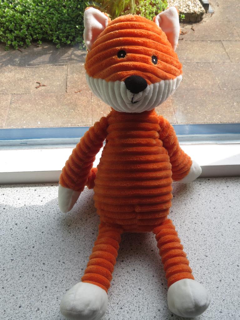 Vos oranje wit ribfluweel meet ca 44 cm totaal, Oranje, Ophalen of Verzenden, Zo goed als nieuw, Middelgroot (20 tot 80 cm)