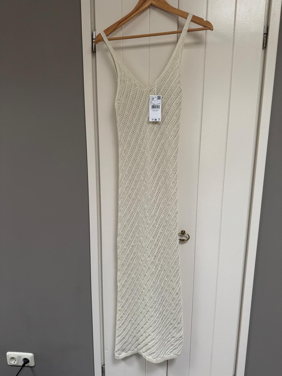 Nieuwe mango gebreide maxi jurk met gouddraad, Wit, Nieuw, Ophalen of Verzenden, Maat 34 (XS) of kleiner