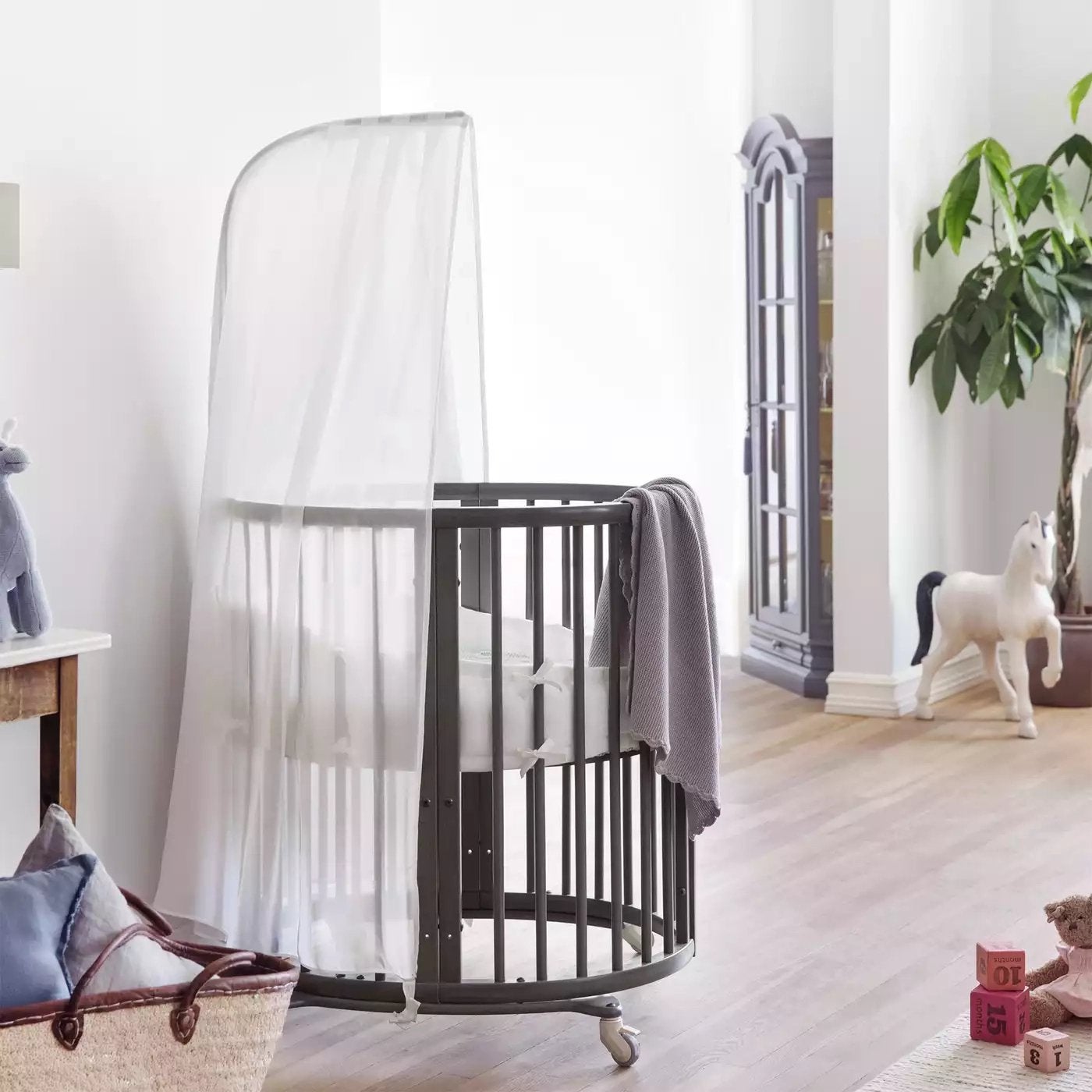 Stokke Sleepi mini V 3 NIEUW ( warm grijs bruin / hazy grey), Ophalen, Nieuw, Wieg