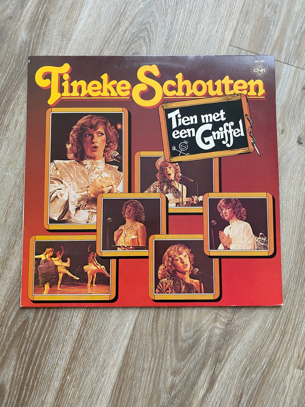 Lp Tineke Schouten Tien Met Een Gniffel 1981, LP, Ophalen of Verzenden, Zo goed als nieuw, Levenslied of Smartlap