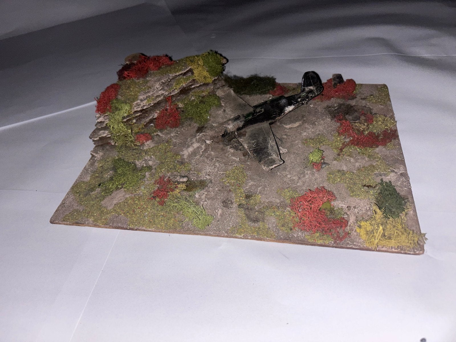 Diorama met gecrasht vliegtuigmodel, Overige merken, 1:72 tot 1:144, Gebruikt, Ophalen of Verzenden