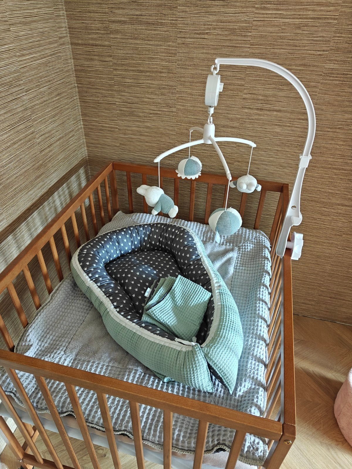 Babynestje, muziekmobiel, boxkleed en accessoires, Ophalen, Gebruikt, Grijs, Koeka