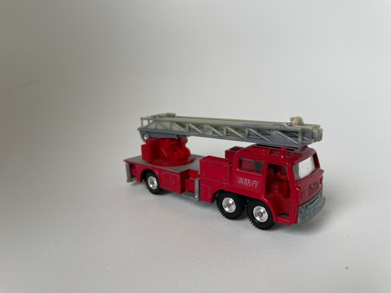 model Japanse brandweerwagen ladderwagen Eidai Corp 1/87, Hobby en Vrije tijd, Modelauto's | 1:87, Ophalen of Verzenden, Gebruikt