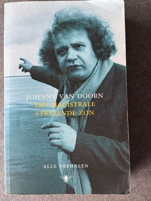 Een magistrale stralende zon Johnny van Doorn + handtekening, Gelezen, Johnny van Doorn, Ophalen of Verzenden, Nederland