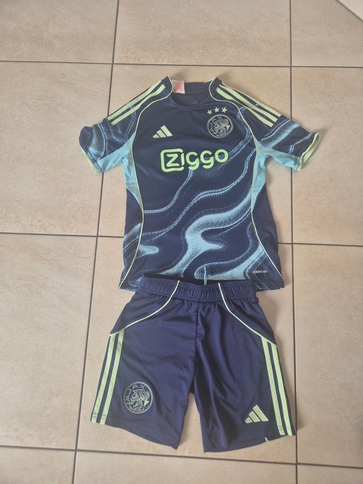 2 x Ajax tenue en hoodie (maat 152), Kinderen en Baby's, Kinderkleding | Overige, Ophalen of Verzenden, Zo goed als nieuw, Adidas