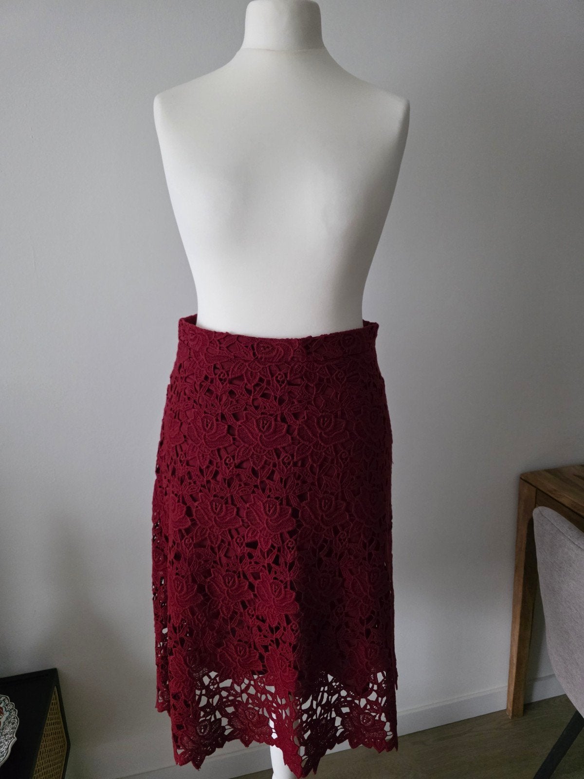 Bordeaux rode kanten rok - Maat L Nieuw met prijskaartje, Kleding | Dames, Rokken, Maat 38/40 (M), Zara, Nieuw, Ophalen of Verzenden