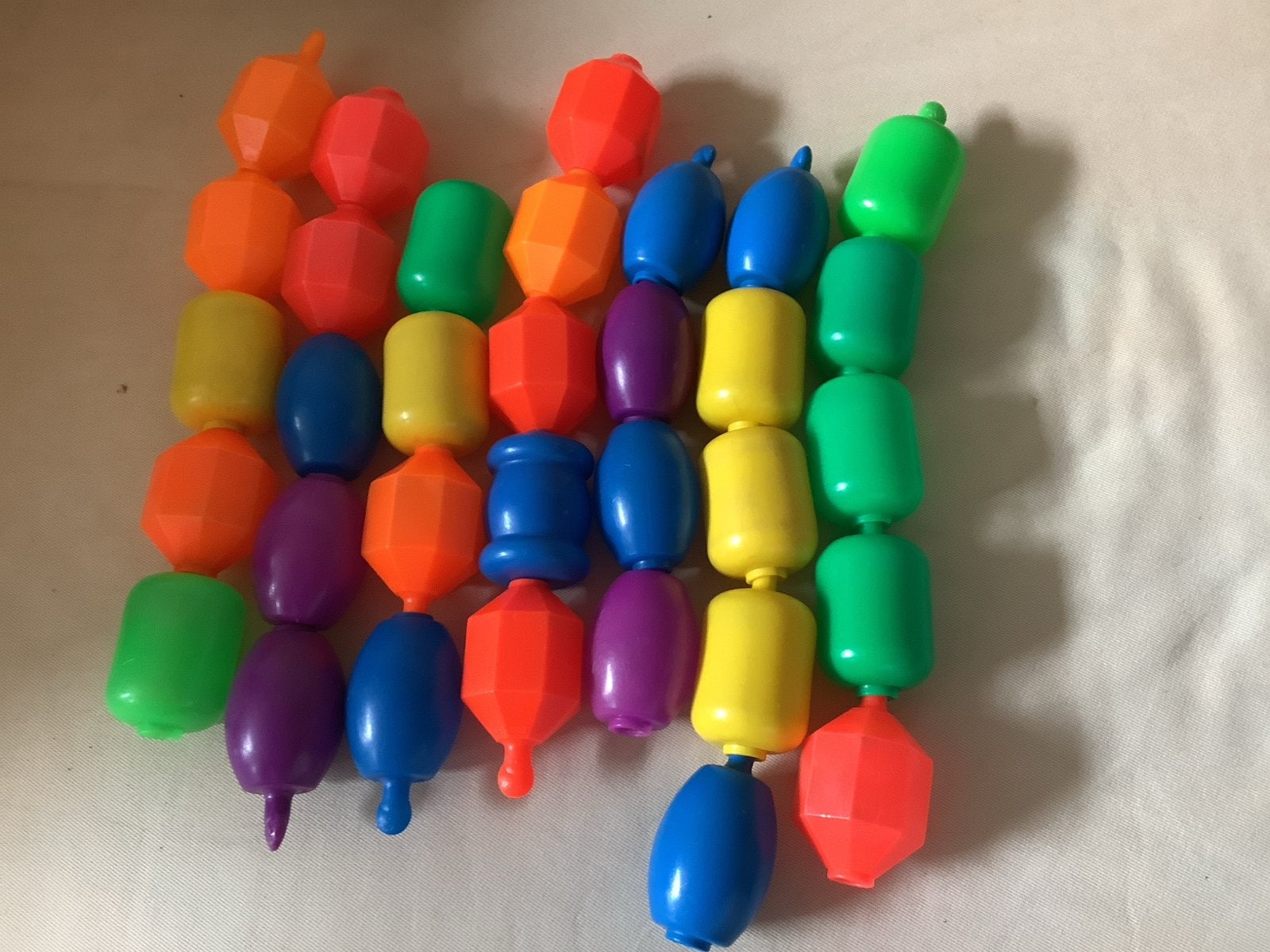 Plastic kralen om te rijgen - Motoriek & Kleuren Sorteren, Kinderen en Baby's, Ophalen of Verzenden, Gebruikt, Knutselen