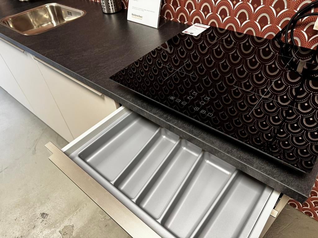 Semi-greep loze keuken, parelgrijs met donker blad € 4475,=, Huis en Inrichting, Keuken | Complete keukens, Ophalen, Nieuw, Enkelwandige keuken