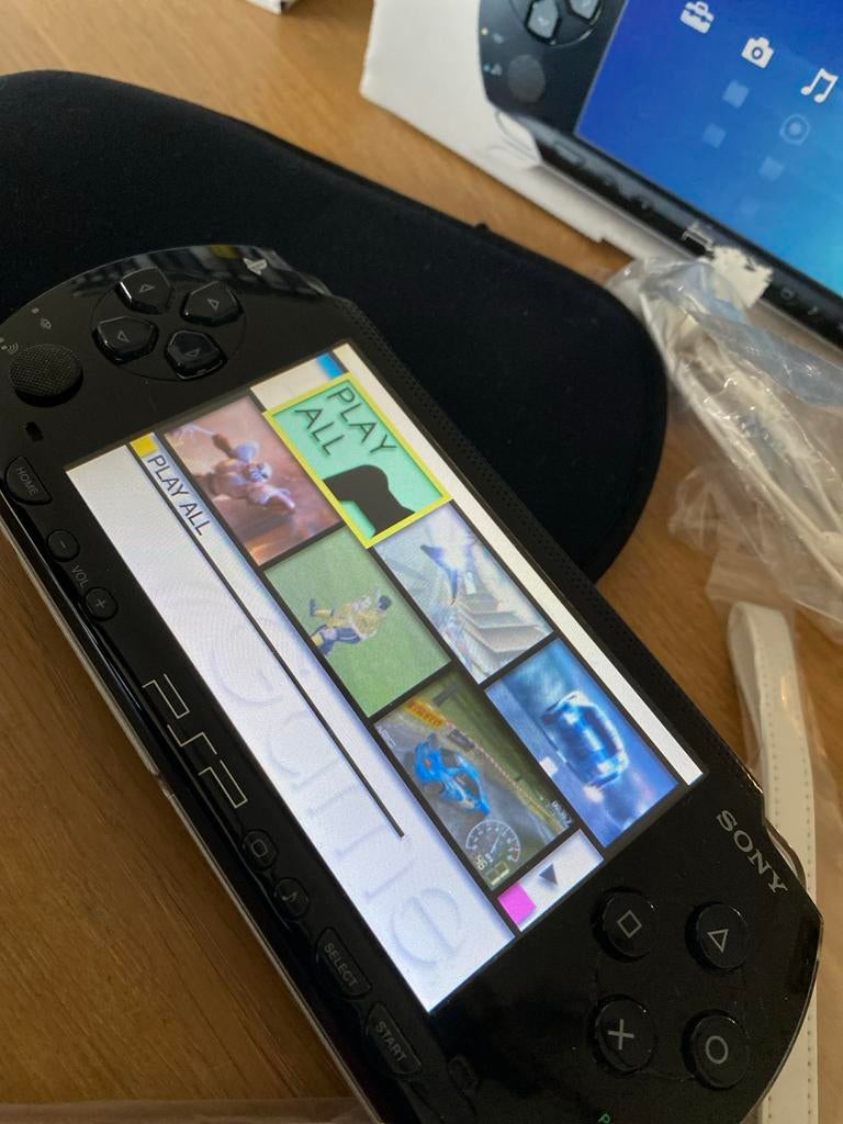 PSP Sony Portable Compleet met 18 Spellen, Spelcomputers en Games, Ophalen of Verzenden, Gebruikt, Zwart, Met UMD-films