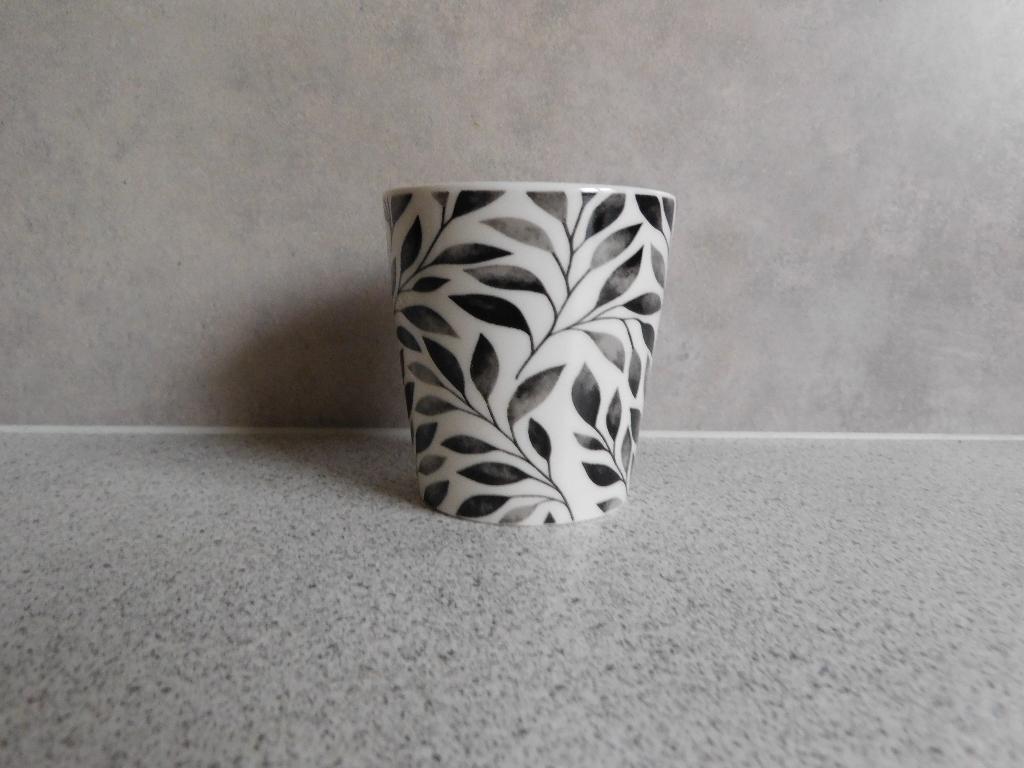 Mok Blaadjes Zwart Collection Puur, Huis en Inrichting, Ophalen of Verzenden, Zo goed als nieuw, Overige stijlen, Kop(pen) en/of Schotel(s)
