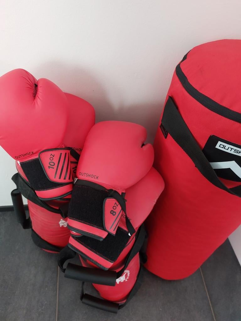 ZGAN Outshock stootzak + 2 Ironbulls 5/10 + 2 gloves, Sport en Fitness, Ophalen of Verzenden, Zo goed als nieuw, Bokshandschoenen