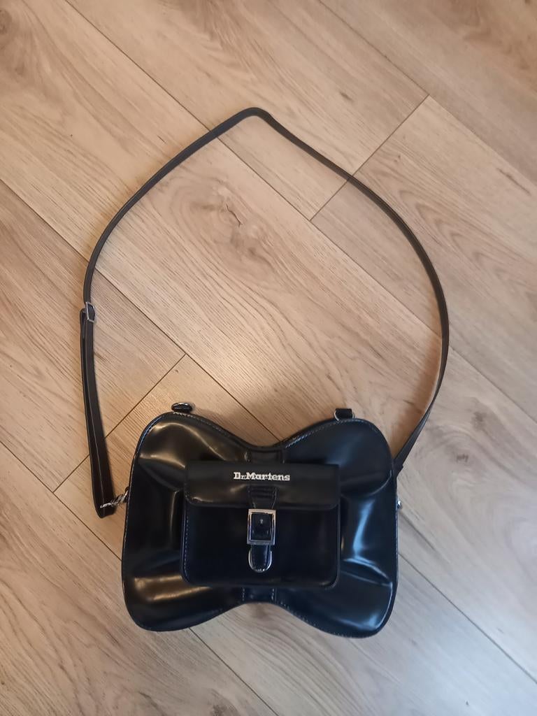 Dr. Martens schouder/rugtas zwart en strik

Kleur zwart, Ophalen, Zo goed als nieuw, Zwart, Overige merken