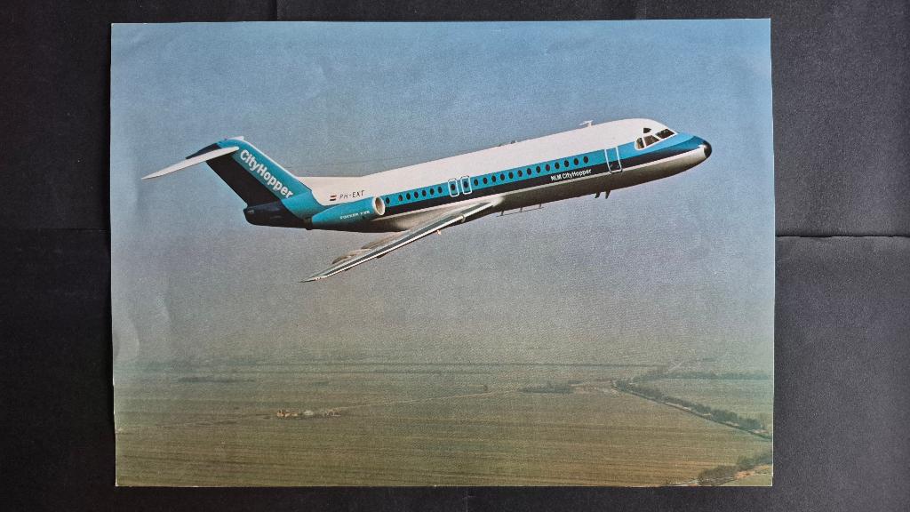 Poster van een NLM CityHopper Fokker F28 (N232), Verzamelen, Ophalen of Verzenden, Gebruikt, Kaart, Foto of Prent