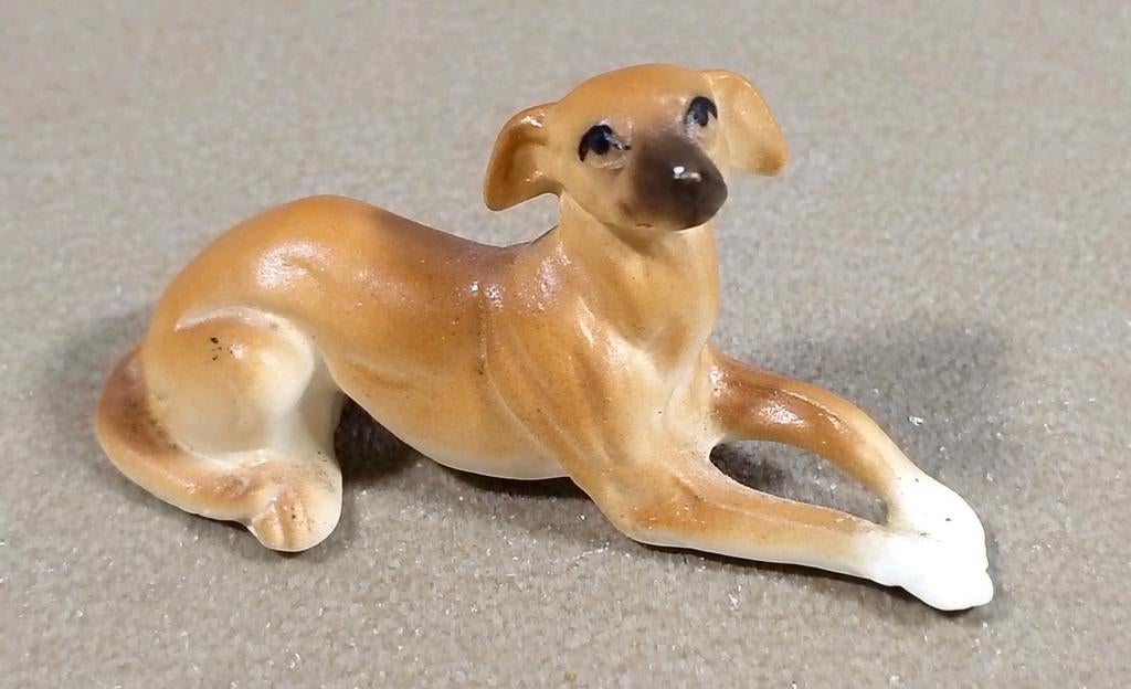 VINTAGE PORSELEINEN BEELDJE LIGGENDE WINDHOND*HONDJE, Verzamelen, Beelden en Beeldjes, Verzenden, Zo goed als nieuw, Dier