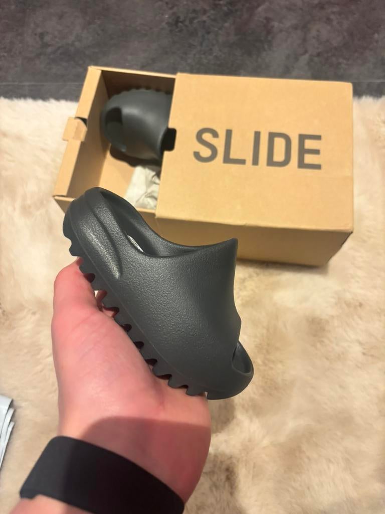 Adidas yeezy slide dark onyx ‘maat 26’, J, Jongen of Meisje, Schoenen, Nieuw