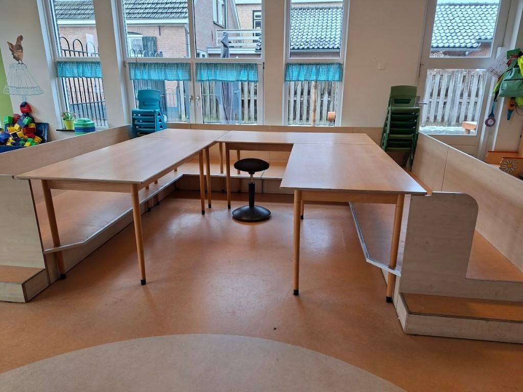 Verhoogd peuterpodium met tafelset (schilte), Kinderen en Baby's, Kinderkamer | Tafels en Stoelen, Ophalen, Gebruikt, Tafel(s)