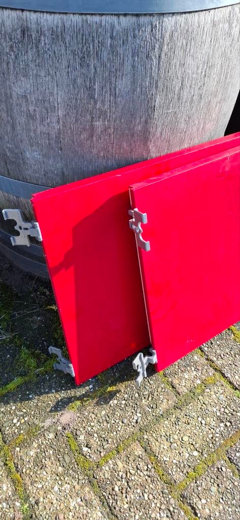 2 kastdeurtjes: Lundia (rood geverfd), Ophalen, Gebruikt