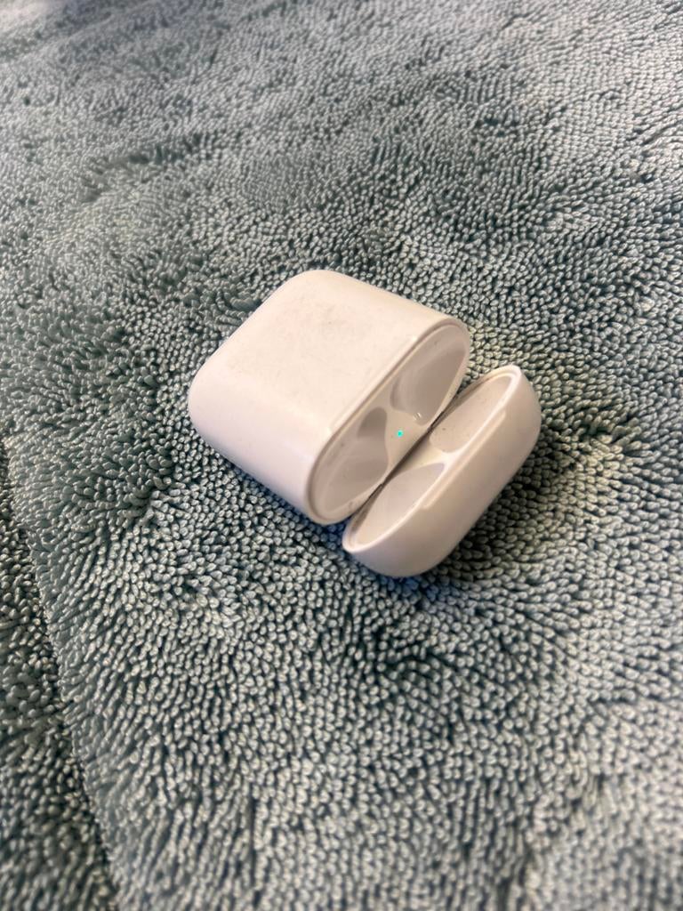 Apple AirPods case / oplader, Ophalen of Verzenden, Zo goed als nieuw, Koptelefoon
