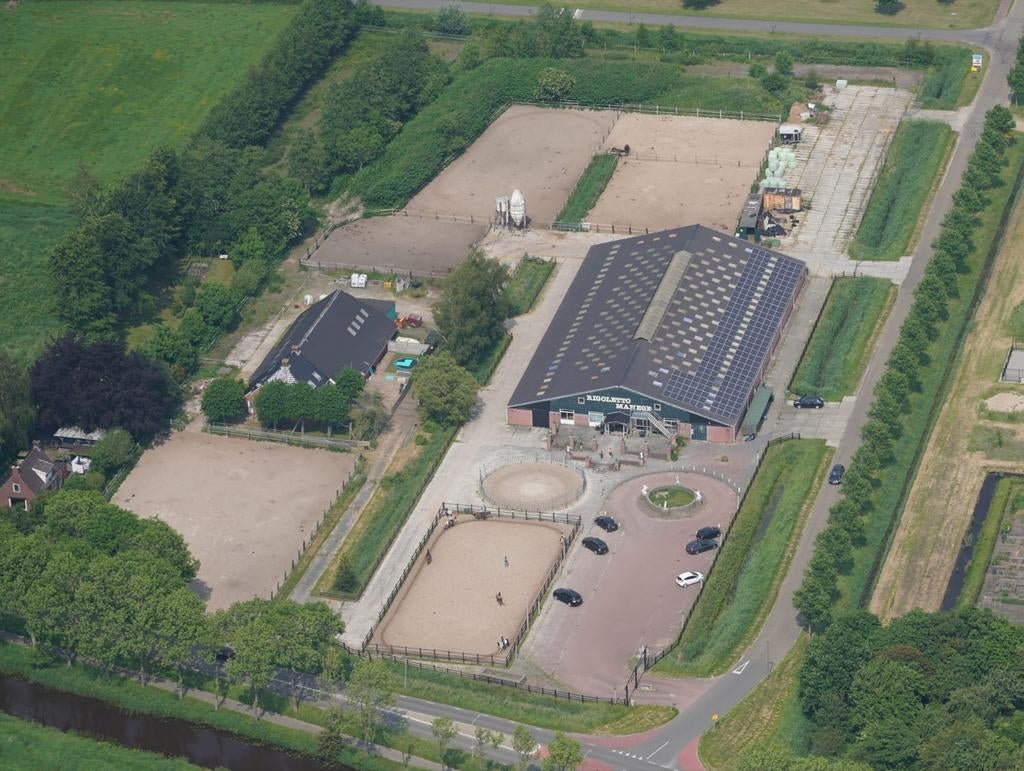 Pensionstalling met binnenbak, Weidegang, 4 paarden of pony's of meer