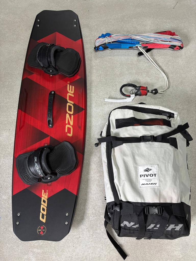 Naish Pivot S26 8m + Ozone Code 135x40 + Naish Bar, Watersport en Boten, Kitesurfen, Ophalen, Gebruikt, Kitesurf-set, Twintip