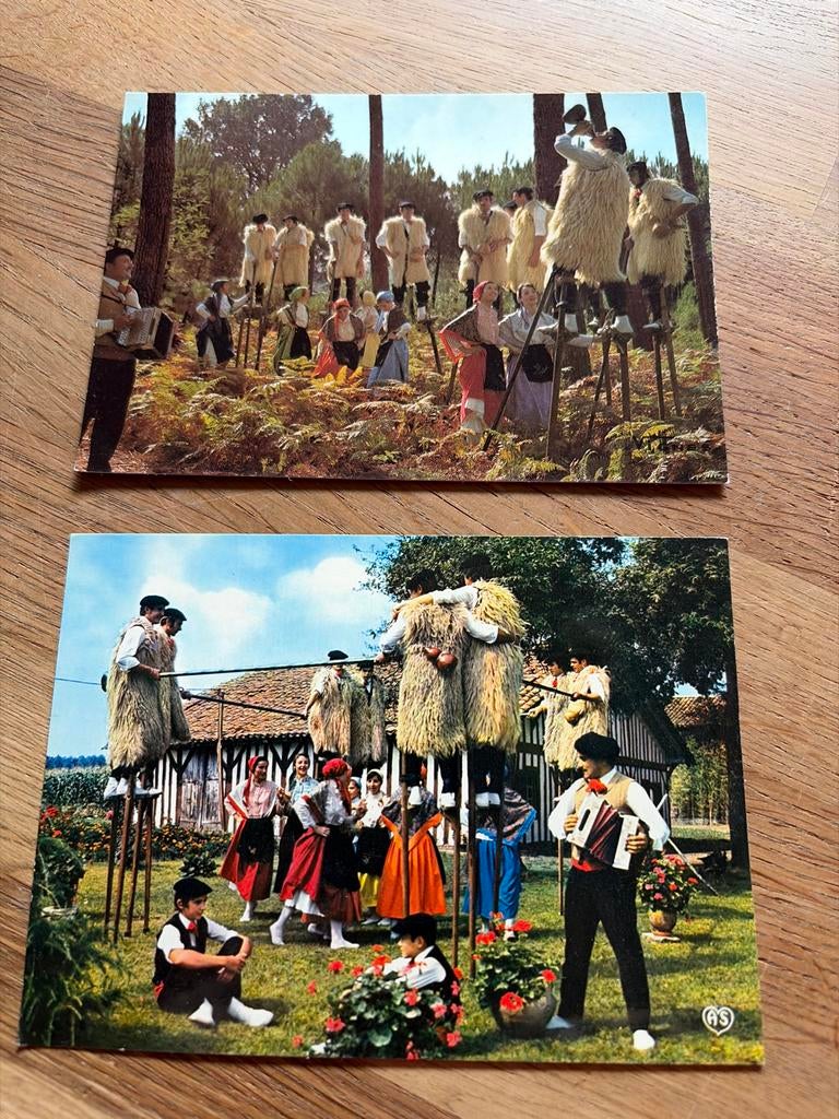 2 Ansichtkaarten met folklore, Verzamelen, Ansichtkaarten | Buitenland, Gelopen, Frankrijk, 1960 tot 1980, Ophalen of Verzenden