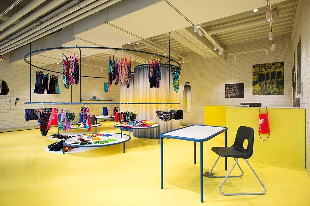 Winkelinrichting tafel, stoelen, display - Exclusief Design, Ophalen