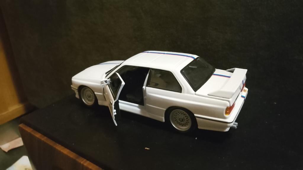 Bburago BMW E30 M3 1/24, Ophalen of Verzenden, Zo goed als nieuw, Auto, Overige merken