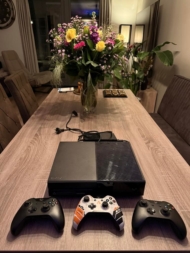 Xbox One 500GB + 3 Controllers - Goede Staat, Spelcomputers en Games, Spelcomputers | Xbox One, Gebruikt, Xbox One, 500 GB, Met 3 controllers of meer