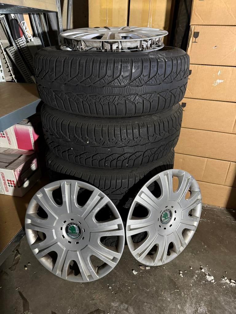 Winterbanden met velgen en doppen 195-65-15, Ophalen, Gebruikt, 15 inch, Banden en Velgen