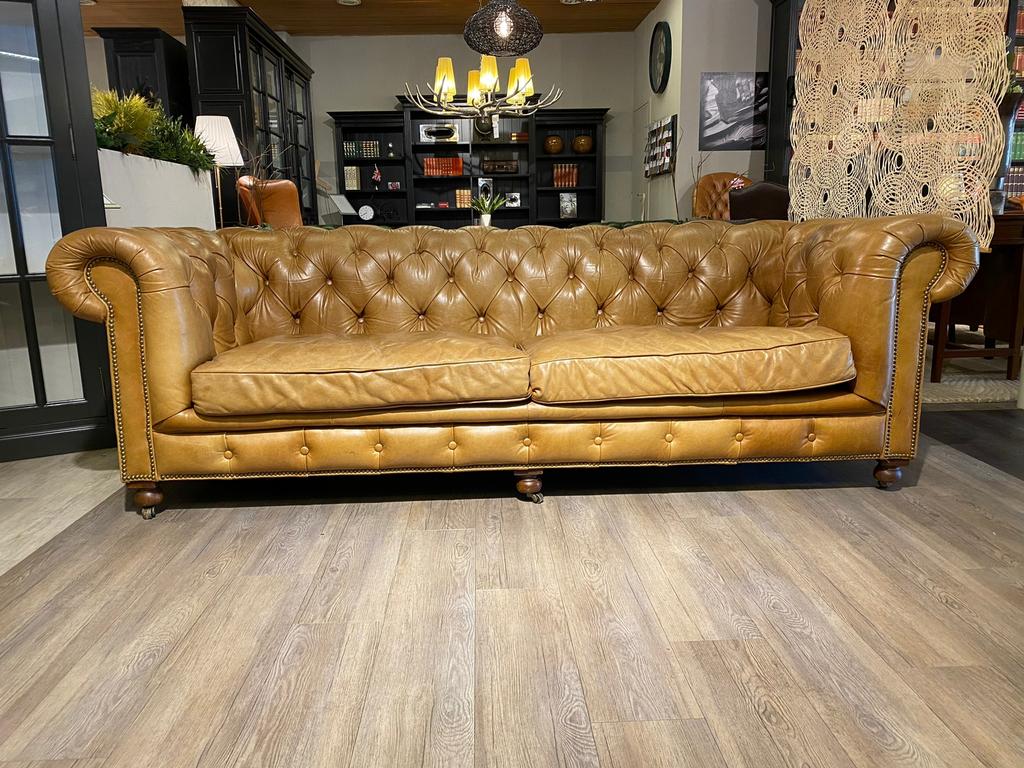 Foto 2 van NIEUW & TWEEDEHANDSE CHESTERFIELD 1000m2 FAUTEUIL BANK STOEL