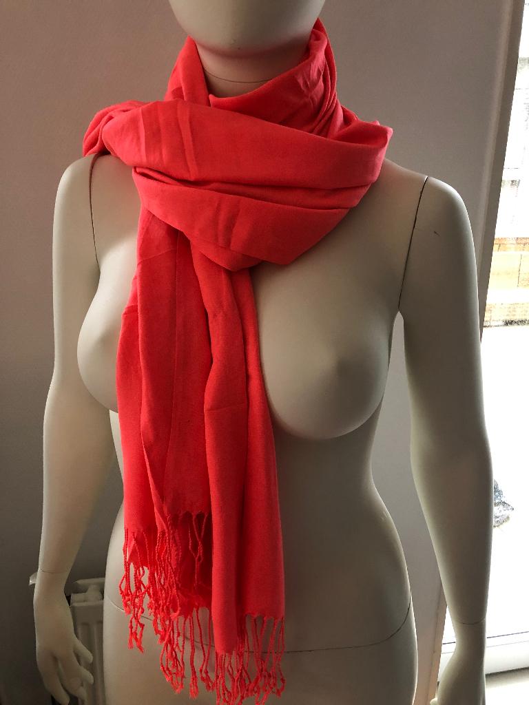 Sjaal neon oranje super zacht franjes shawl, Ophalen of Verzenden, Zo goed als nieuw, Maat 46/48 (XL) of groter, Sjaal