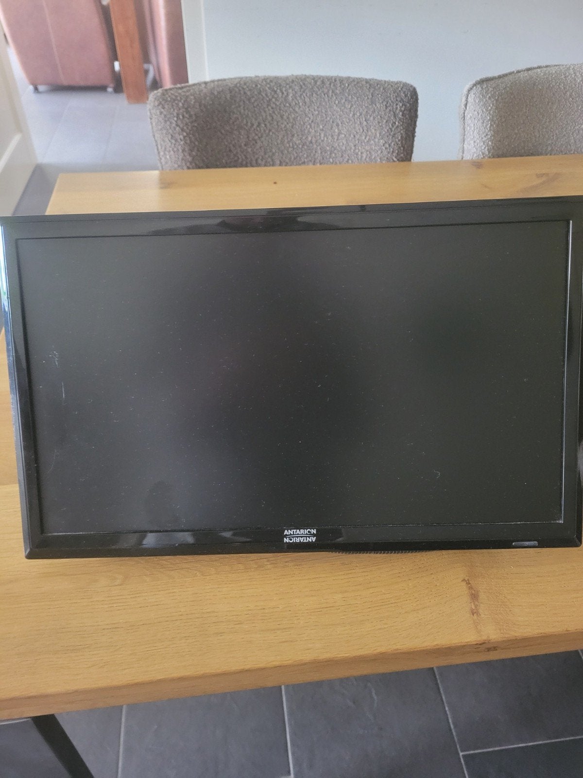 Antarion TV 12 V met afstandsbediening en ophangbeugel, Overige merken, 50 Hz, Ophalen of Verzenden, Zo goed als nieuw