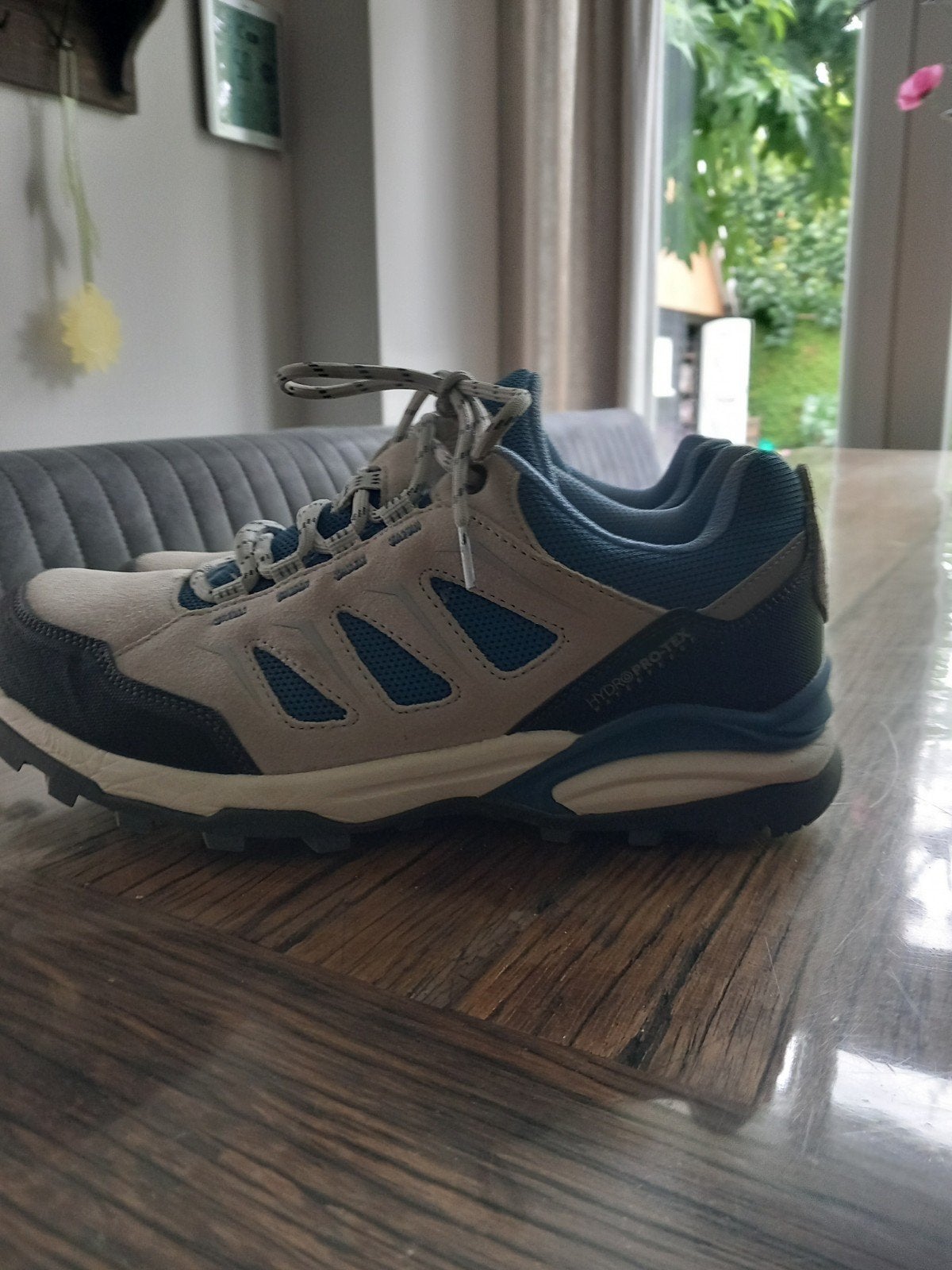 Wandelschoenen, Ophalen