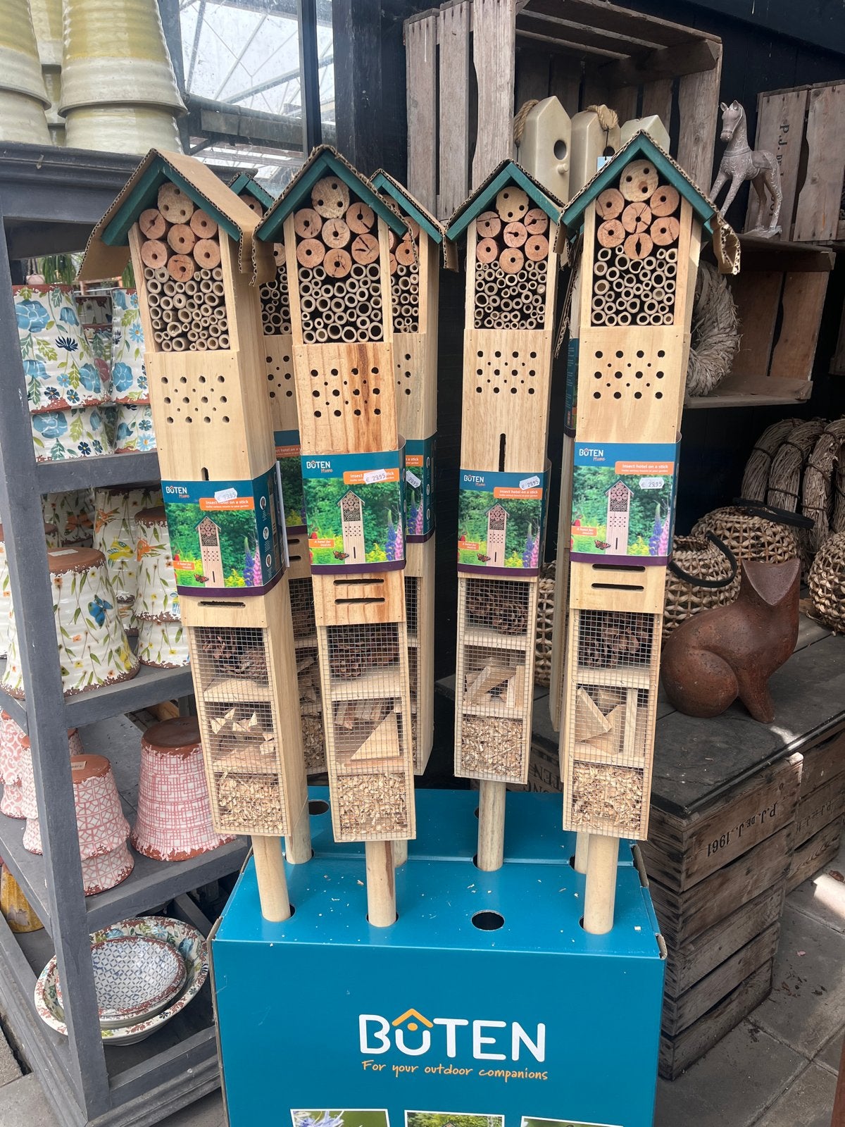 Instectenhotel op paal voor diverse insecten €29,95, Dieren en Toebehoren, Bijen