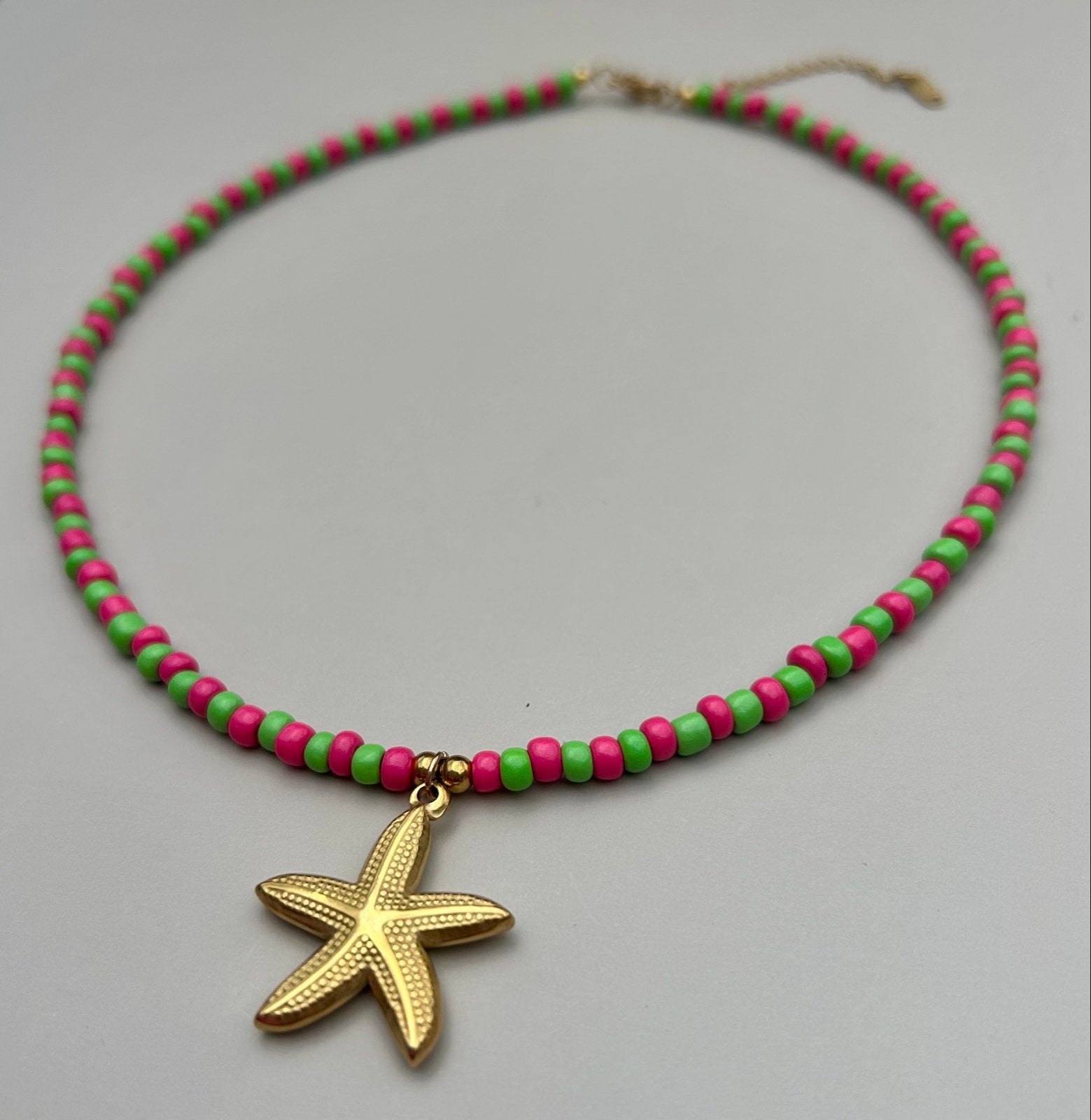 Kleurrijke kralenketting met gouden zeester hanger, Overige kleuren, Nieuw, Ophalen of Verzenden, Overige materialen